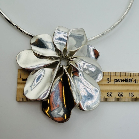 Robert Lee Morris Soho Flower Pendant Statement Collar Necklace - Picture 7 of 10